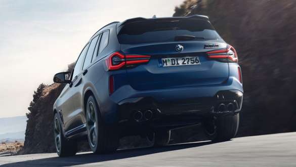 M xDrive BMW X3 M Competition F97 LCI facelift BMW X3 M Competition F97 LCI facelift Frozen Marina Bay Blau metallic rijdend achteraanzicht laag perspectief M xDrive