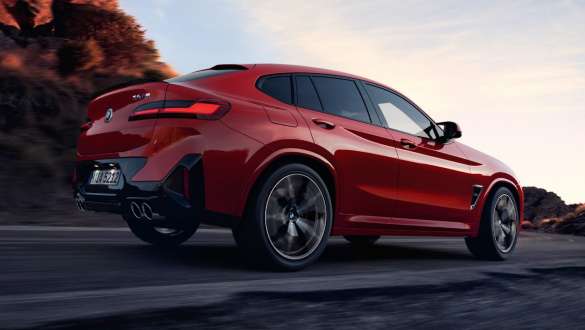 M xDrive BMW X4 M F98 LCI facelift BMW X4 M F98 LCI facelift M xDrive driekwart achteraanzicht op de weg