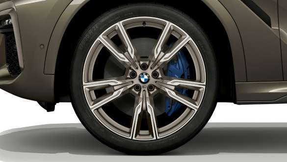 BMW X6 M50i G06 met lichtmetalen wielen BMW X6 M50i G06 SUV exterieur lichtmetalen wielen