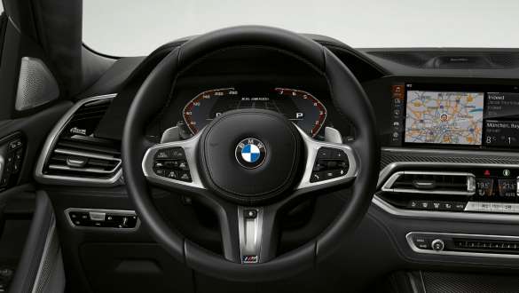 BMW X6 M50i G06 interieur met leder bekleed M Sportstuurwiel BMW X6 M50i G06 SUV interieur met leder bekleed M Sportstuurwiel close-up