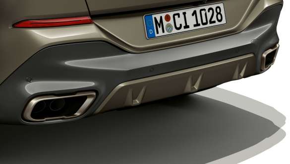BMW X6 M50i achterzijde met Sportuitlaatsysteem BMW X6 M50i G06 SUV achterzijde met M Sportuitlaatsysteem