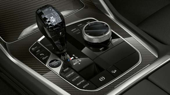 BMW X6 M50i G06 transmissiehendel met M logo BMW X6 M50i G06 SUV interieur transmissiehendel met M logo close-up