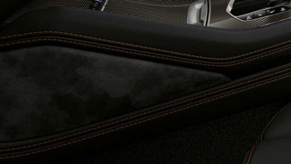 BMW X6 M Competition F96 kneepads BMW X6 M Competition F96 SUV interieur kneepads close-up