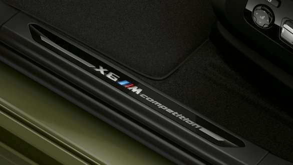 BMW X6 M Competition F96 instaplijsten met opschrift ‘X6 M Competition’ BMW X6 M Competition F96 SUV instaplijsten met opschrift ‘X6 M Competition’ close-up