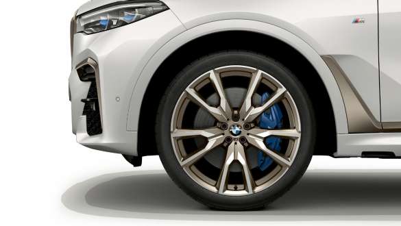 BMW X7 M model met lichtmetalen M wielen G07 BMW X7 M model met lichtmetalen M wielen in V-spaak styling 755 M G07 close-up velg