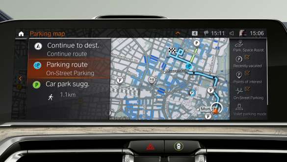 BMW X7 M model met Parking Space Assistant G07 BMW X7 M model met Parking Space Assistant G07 Control Display