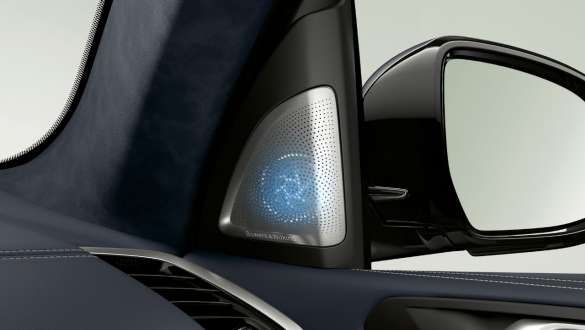 BMW X7 M model met Harman Kardon Surround Sound System G07 BMW X7 M model met Harman Kardon Surround Sound System G07 close-up luidspreker