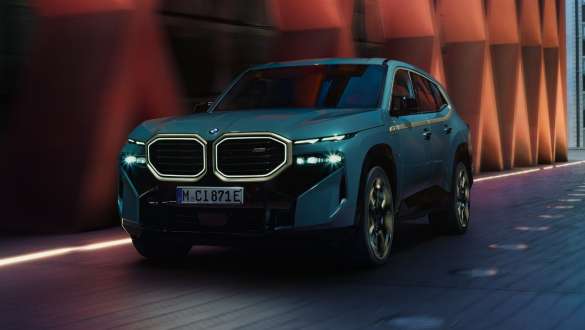 BMW XM G09 V8 Plug-in Hybride zijaanzicht BMW XM G09 Plug-in-Hybride zijaanzicht voor gebouw