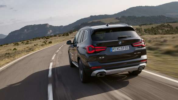 Aandrijfmodi van de BMW X3 xDrive30e. Plug-in Hybride BMW X3 xDrive30e G01 aandrijfmodi Sophistograu rijdend achterzijde