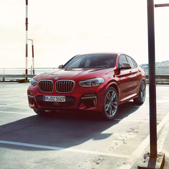 BMW X4 exterieur BMW X4 M40i G02 2018 Flamencorot Brillanteffekt driekwart vooraanzicht