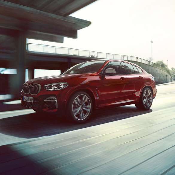 Dynamische voorzijde BMW X4 BMW X4 M40i G02 2018 Flamencorot Brillanteffekt driekwart vooraanzicht
