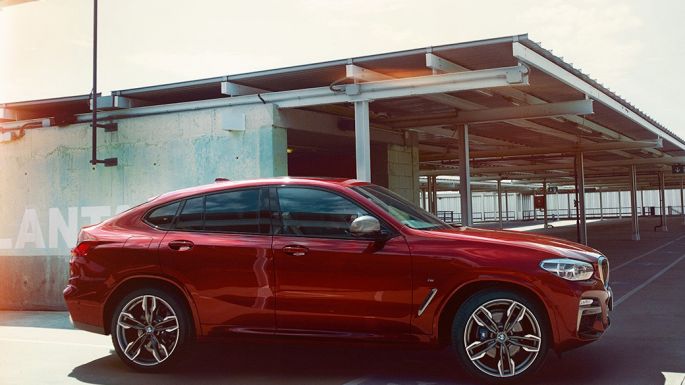 Sportief silhouet BMW X4 Sportief silhouette BMW X4 M40i G02 2018 Flamencorot Brillanteffekt zijaanzicht