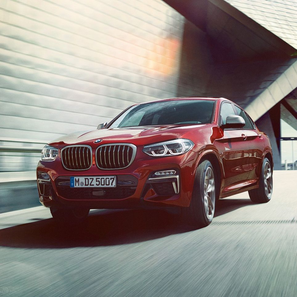 Driekwart vooraanzicht BMW X4 BMW X4 M40i G02 2018 Flamencorot Brillanteffekt driekwart vooraanzicht