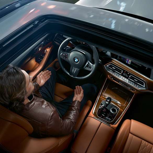 Blik door het glazen panoramadak BMW X5 BMW X5 G05 2018 Mineralweiß bovenaanzicht door glazen panoramadak