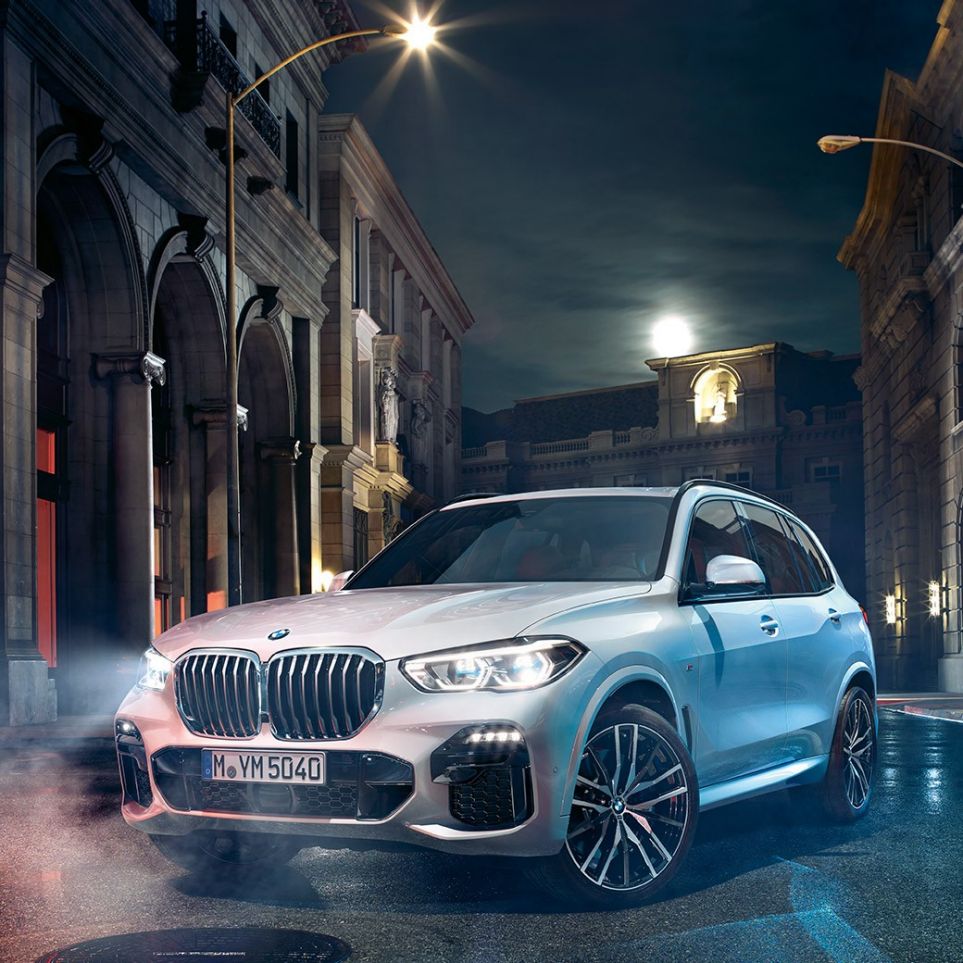 BMW X5 driekwart vooraanzicht BMW X5 G05 2018 Mineralweiß metallic driekwart vooraanzicht stilstaand in nacht
