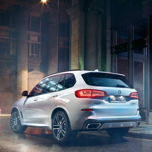 BMW X5 xDrive40i driekwart achteraanzicht BMW X5 xDrive40i G05 2018 Mineralweiß metallic driekwart achteraanzicht