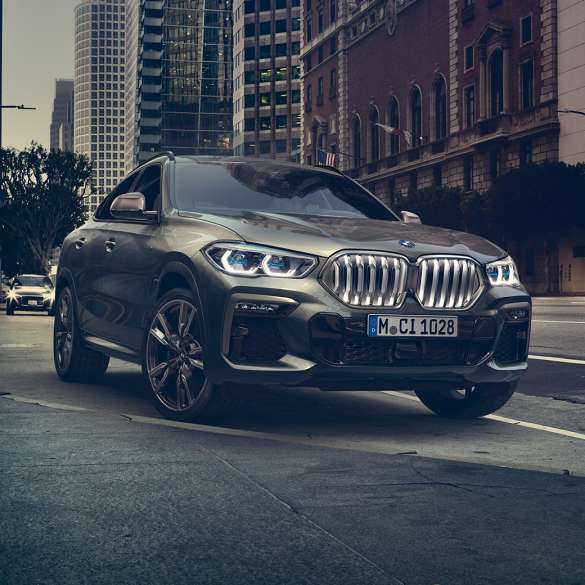 BMW X6 Adaptief M onderstel Professional BMW X6 in driekwart vooraanzicht in stedelijke omgeving