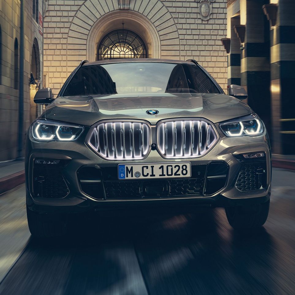 BMW X6 met BMW ‘Iconic Glow’ nierengrille BMW X6 in vooraanzicht in een stedelijke omgeving