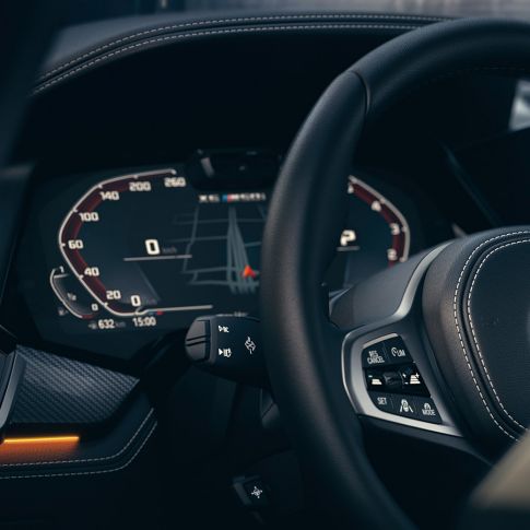 BMW assistentiesystemen Close-up van het BMW interieur met focus op instrumentenpaneel