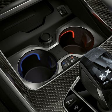 Bekerhouders met temperatuurregeling Close-up van het BMW interieur met focus op bekerhouders met temperatuurregeling