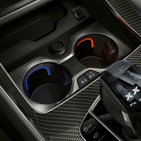 Bekerhouders met temperatuurregeling Close-up van het BMW interieur met focus op bekerhouders met temperatuurregeling