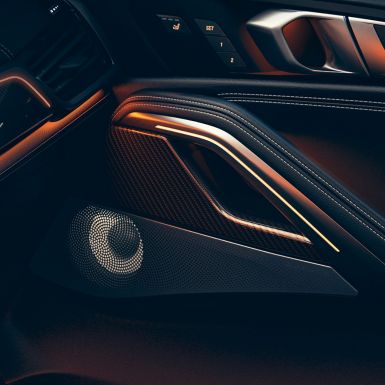 BMW X6 luidspreker Close-up van het BMW interieur met focus op luidspreker