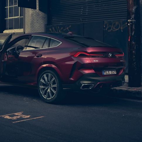 BMW X6 Individual achteraanzicht BMW X6 Individual stilstaand driekwart achteraanzicht