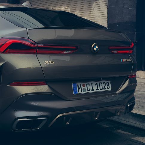 M Sportuitlaatsysteem van de BMW X6 Close-up van M Sportuitlaatsysteem van de BMW X6