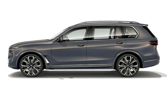BMW X7 G07 LCI zijaanzicht Sparkling Kupfergrau metallic BMW X7 G07 LCI zijaanzicht stilstaand Sparkling Kupfergrau metallic