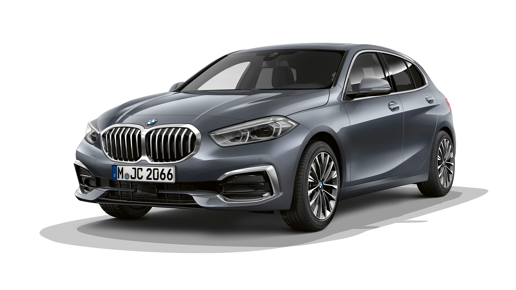 BMW 1 Serie model Luxuxry Line, driekwart voor. BMW 1 Serie Luxuxry Line in Storm Bay metallic, studio-opname driekwart voor.