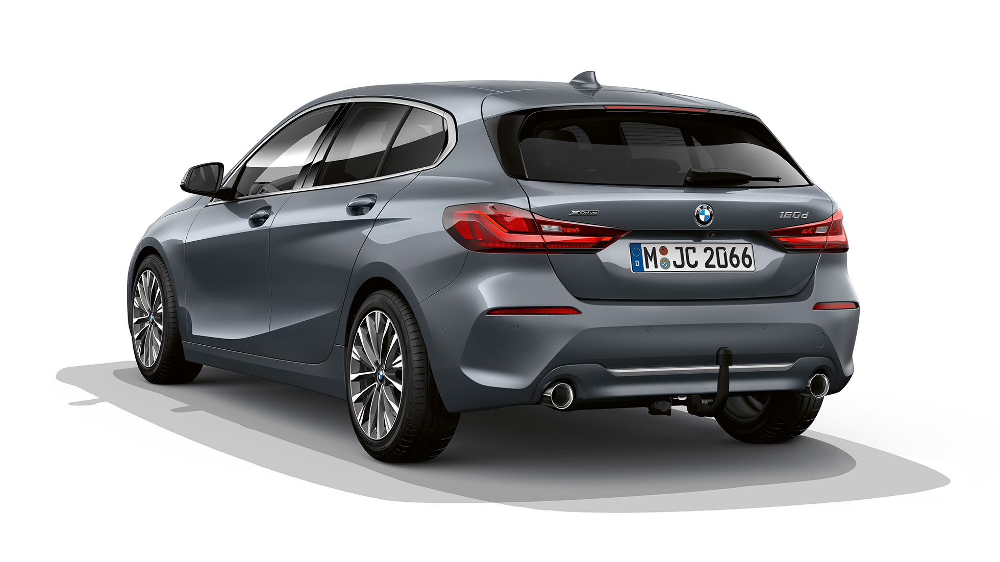 BMW 1 Serie model Luxury Line, driekwart achter. BMW 1 Serie model Luxury Line in Storm Bay metallic, studio-opname driekwart achter.