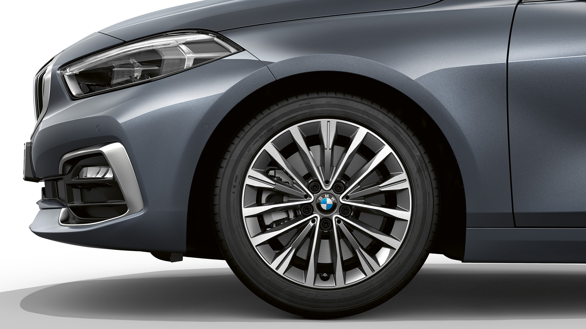 17 inch lichtmetalen wielen in multispaakdesign 547. BMW 1 Serie model Luxury Line in Storm Bay metallic, zijaanzicht van front, met 17 inch lichtmetalen wielen in multispaakdesign 547.