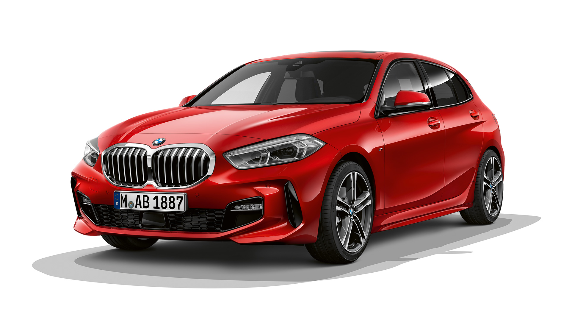 BMW 1 Serie model M Sport, driekwart voor. BMW 1 Serie model M Sport in Melbourne Rot metallic, studio-opname, driekwart voor.