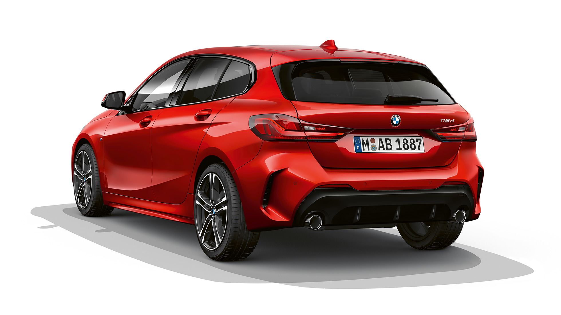 BMW 1 Serie Model M Sport, driekwart achter. BMW 1 Serie model M Sport in Melbourne Rot metallic, studio-opname driekwart achter.