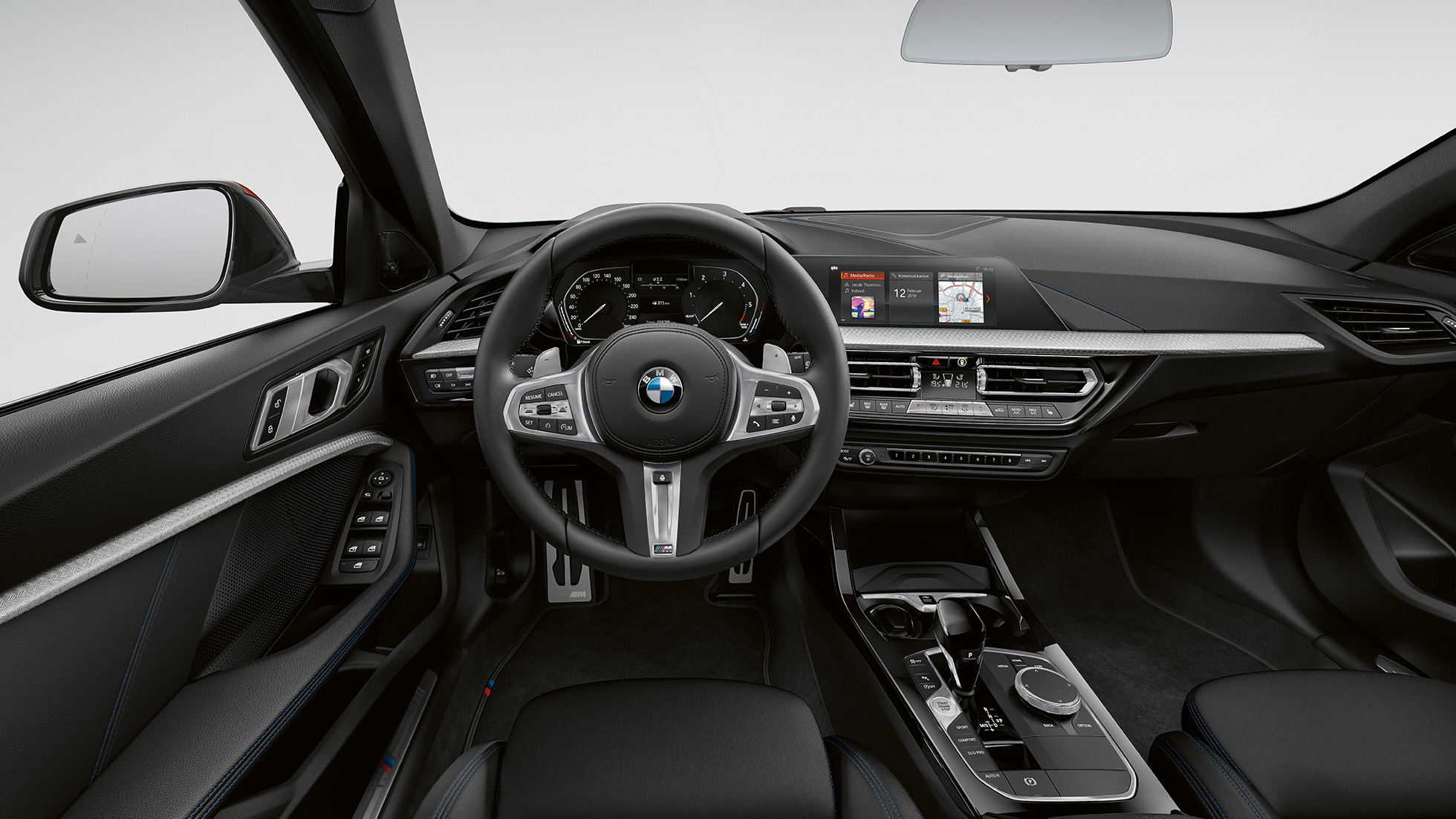 Met leder bekleed M sportstuurwiel. BMW 1 Serie model M Sport, cockpit met het met leder beklede M sportstuur.