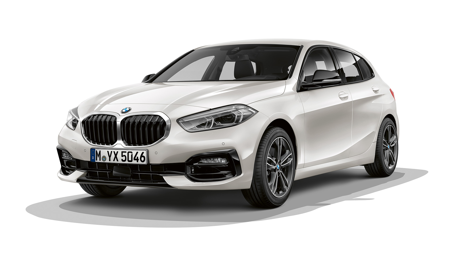 BMW 1 Serie model Sport Line, driekwart vooraanzicht. BMW 1 Serie model Sport Line in Mineralweiß metallic, studio-opname driekwart vooraanzicht.