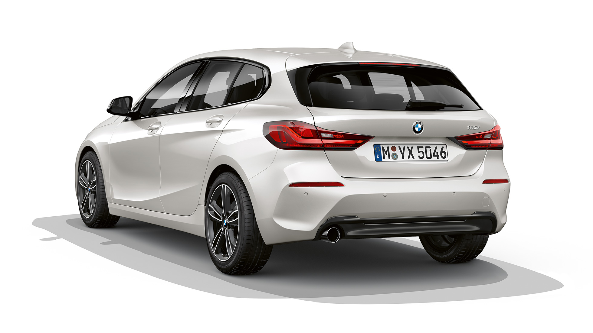 BMW 1 Serie model Sport Line, driekwart achter. BMW 1 Serie model Sport Line in Mineralweiß metallic, studio-opname driekwart achter.