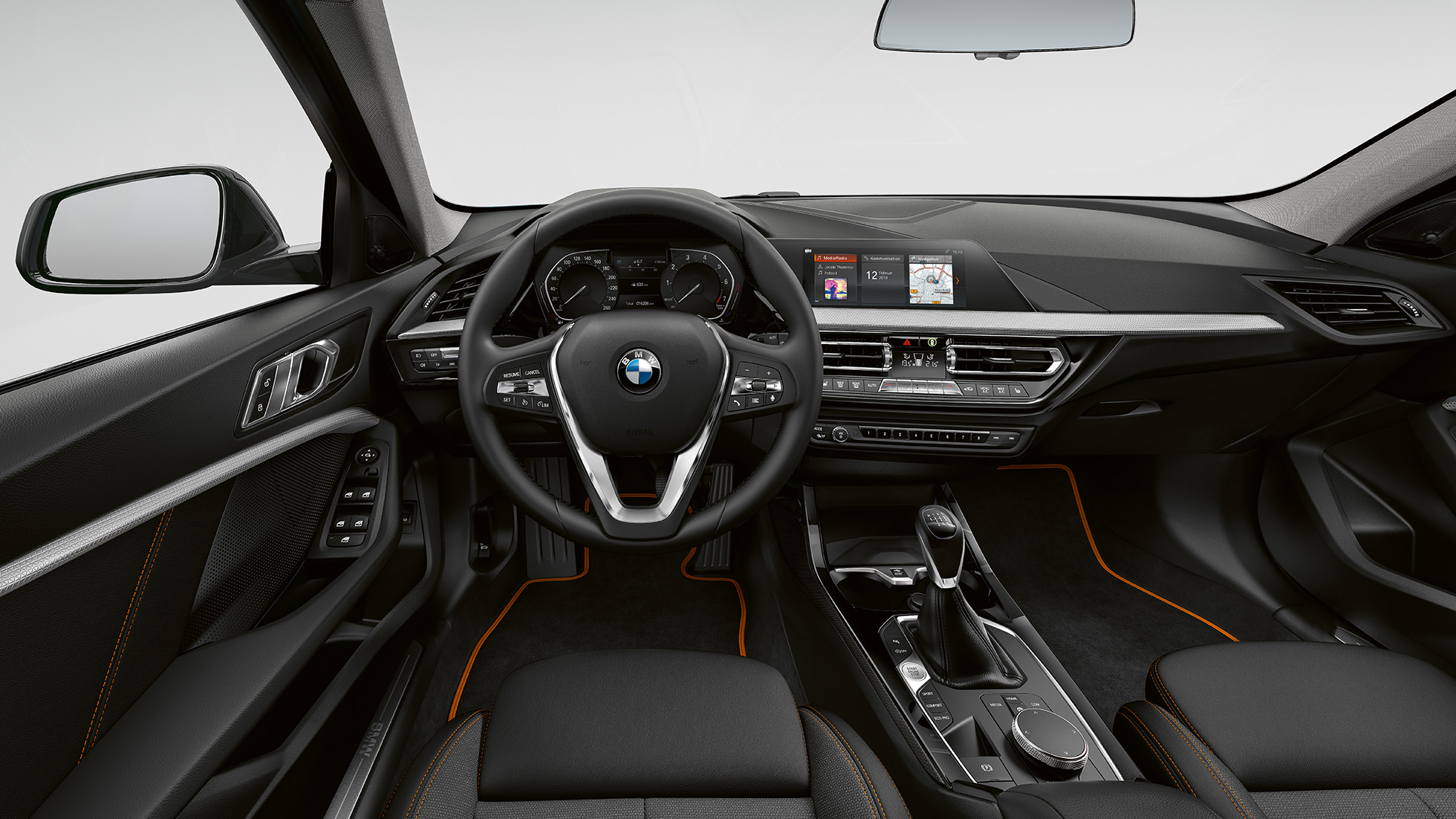 Met leder bekleed Sportstuur. BMW 1 Serie model Sport Line, cockpit met het met leder beklede Sportstuur.