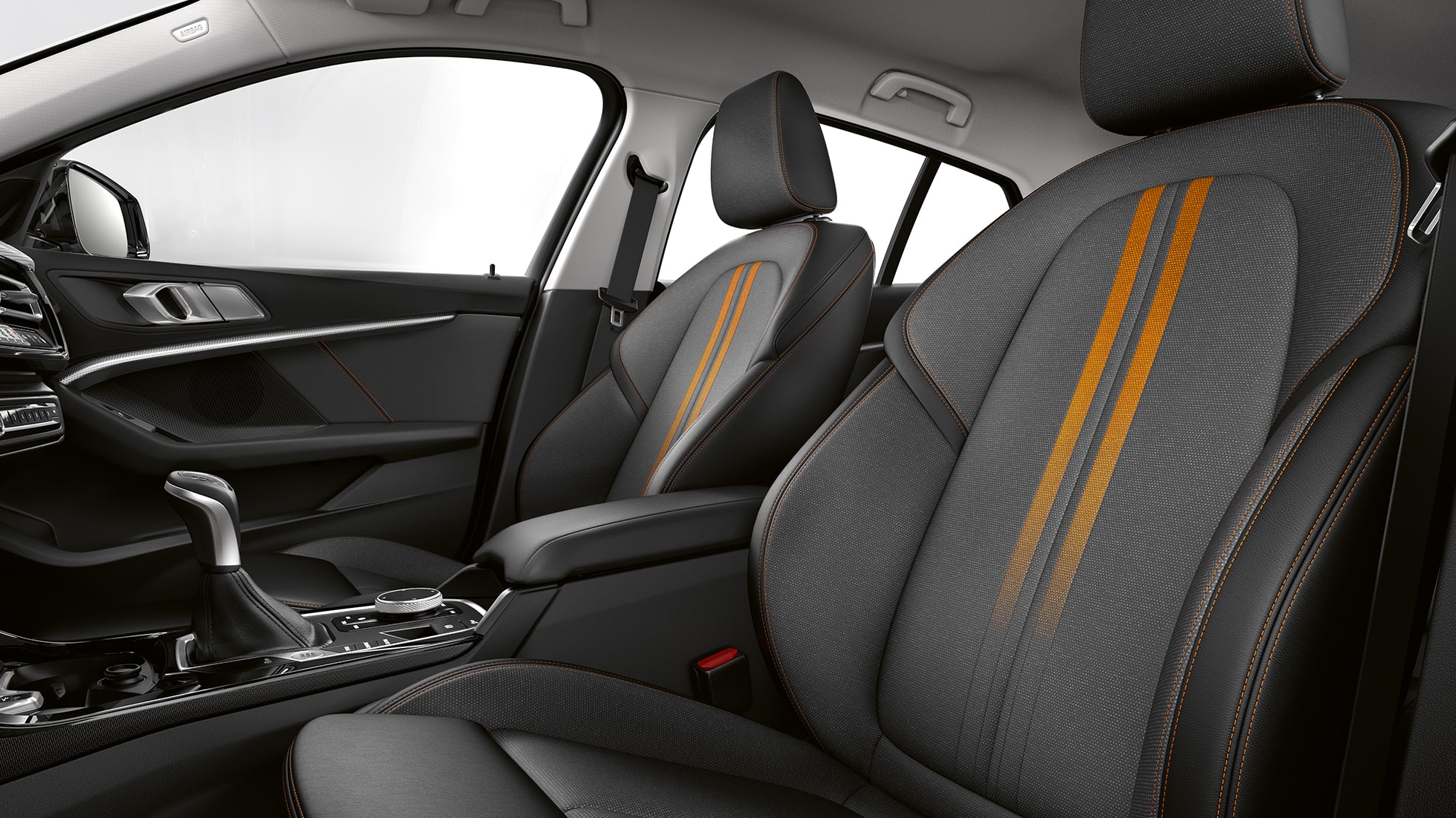 Sportstoelen voor bestuurder en voorpassagier. BMW 1 Serie model Sport Line, interieur met sportstoelen voor bestuurder en voorpassagier.