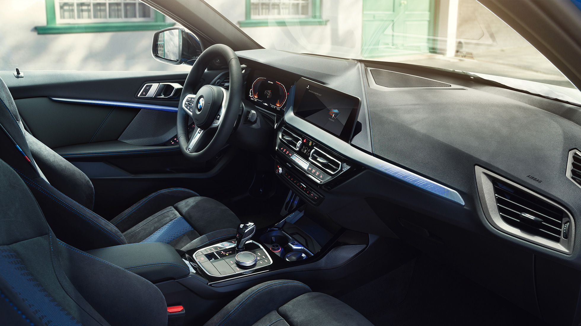 Sportief BMW 1 Serie interieur. BMW 1 Serie cockpit met M sportstoelen, een met leder bekleed M sportstuur en verlichte interieurdetails.