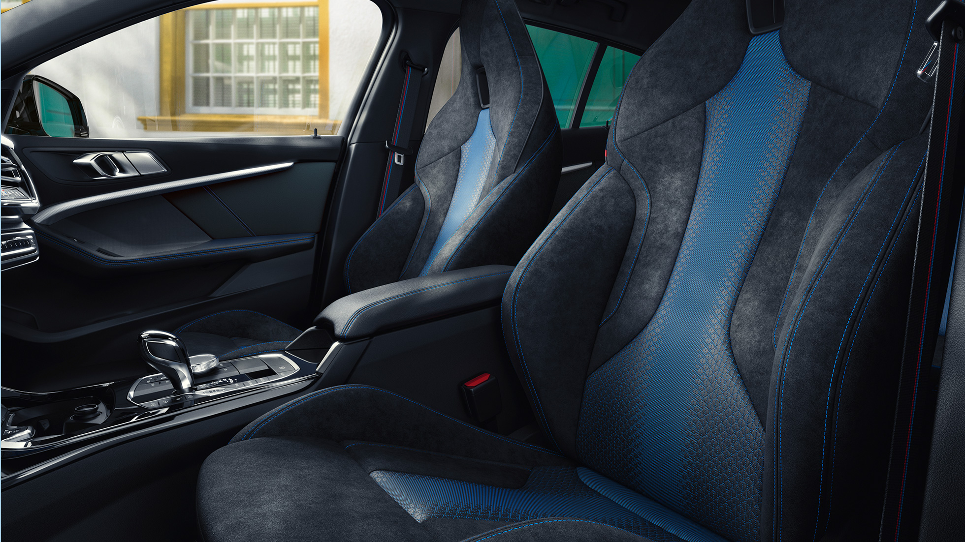 M sportstoelen. Ergonomisch gevormde M sportstoelen in de BMW 1 Serie met contrasterend stiksel en een geïntegreerde hoofdsteun.