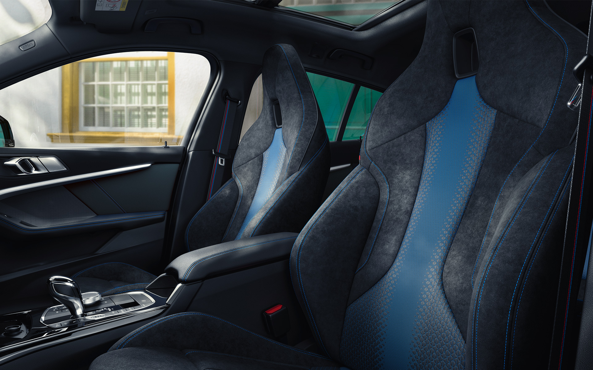 BMW 1 Serie F40 M Sportstoelen Ergonomisch gevormde M Sportstoelen in BMW 1 Serie F40 met blauw contrasterend stiksel en geïntegreerde hoofdsteunen