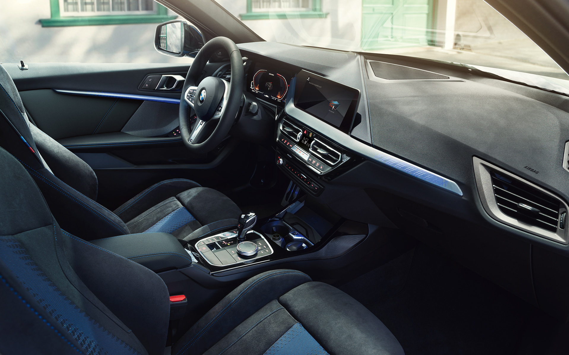 Sportief BMW 1 Serie F40 interieur BMW 1 Serie F40 cockpit met M Sportstoelen, met leder bekleed M Sportstuurwiel en verlichte interieurlijsten