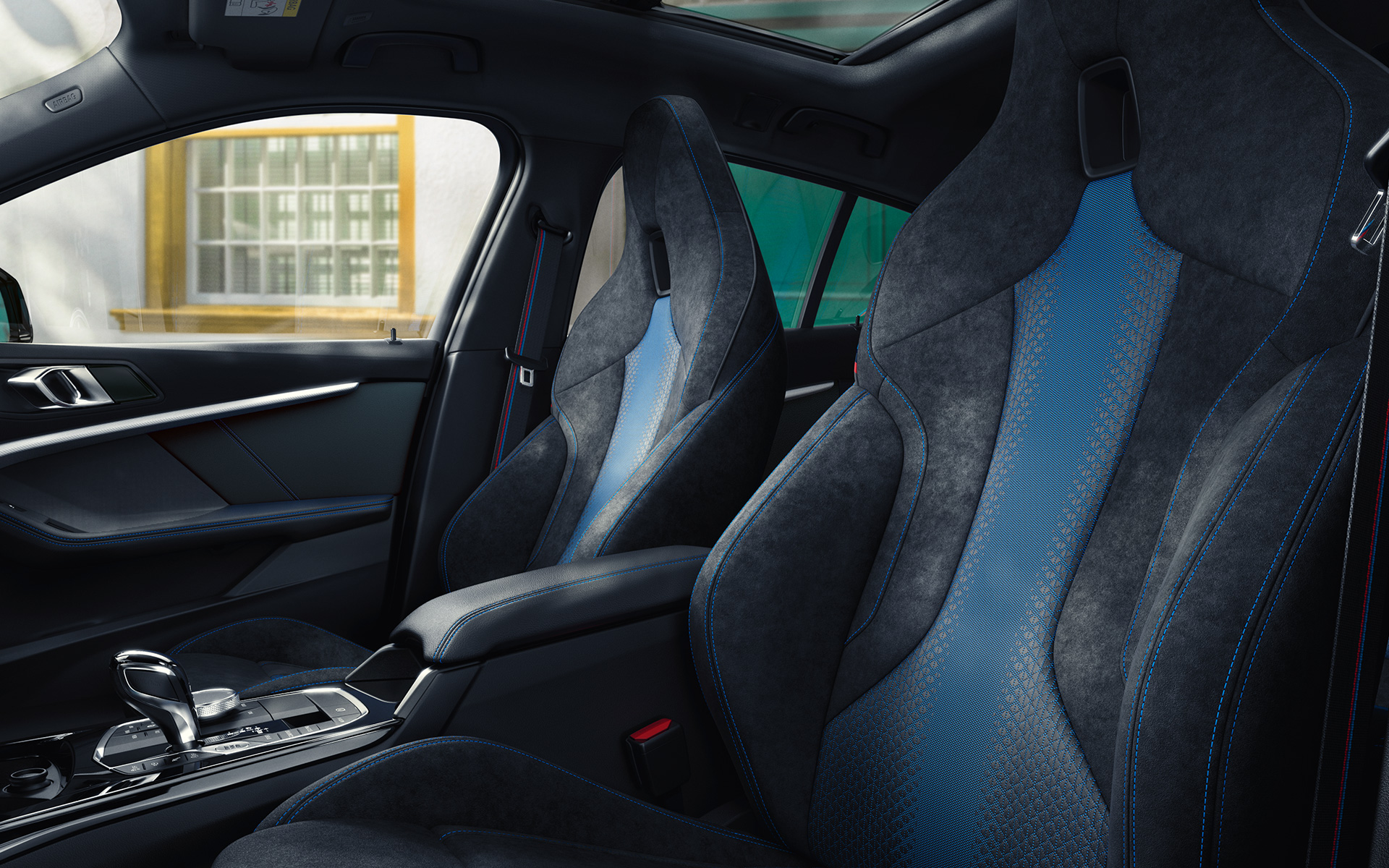 BMW 1 Serie F40 M Sportstoelen Ergonomisch gevormde M Sportstoelen in BMW 1 Serie F40 met blauw contrasterend stiksel en geïntegreerde hoofdsteunen