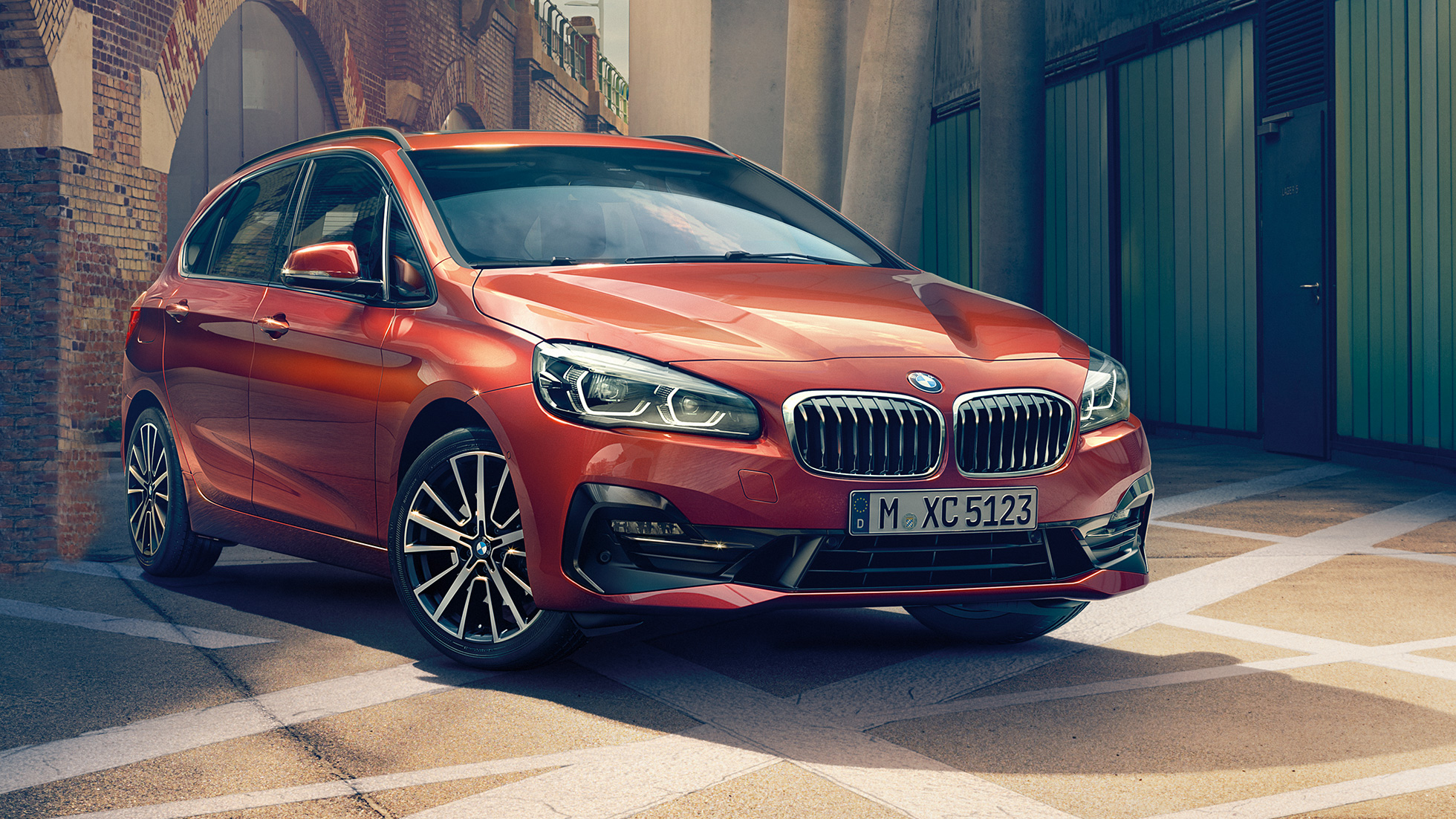 Exterieur BMW 2 Serie Active Tourer BMW 2 Serie Active Tourer F45 facelift Sunset Orange metallic driekwart vooraanzicht