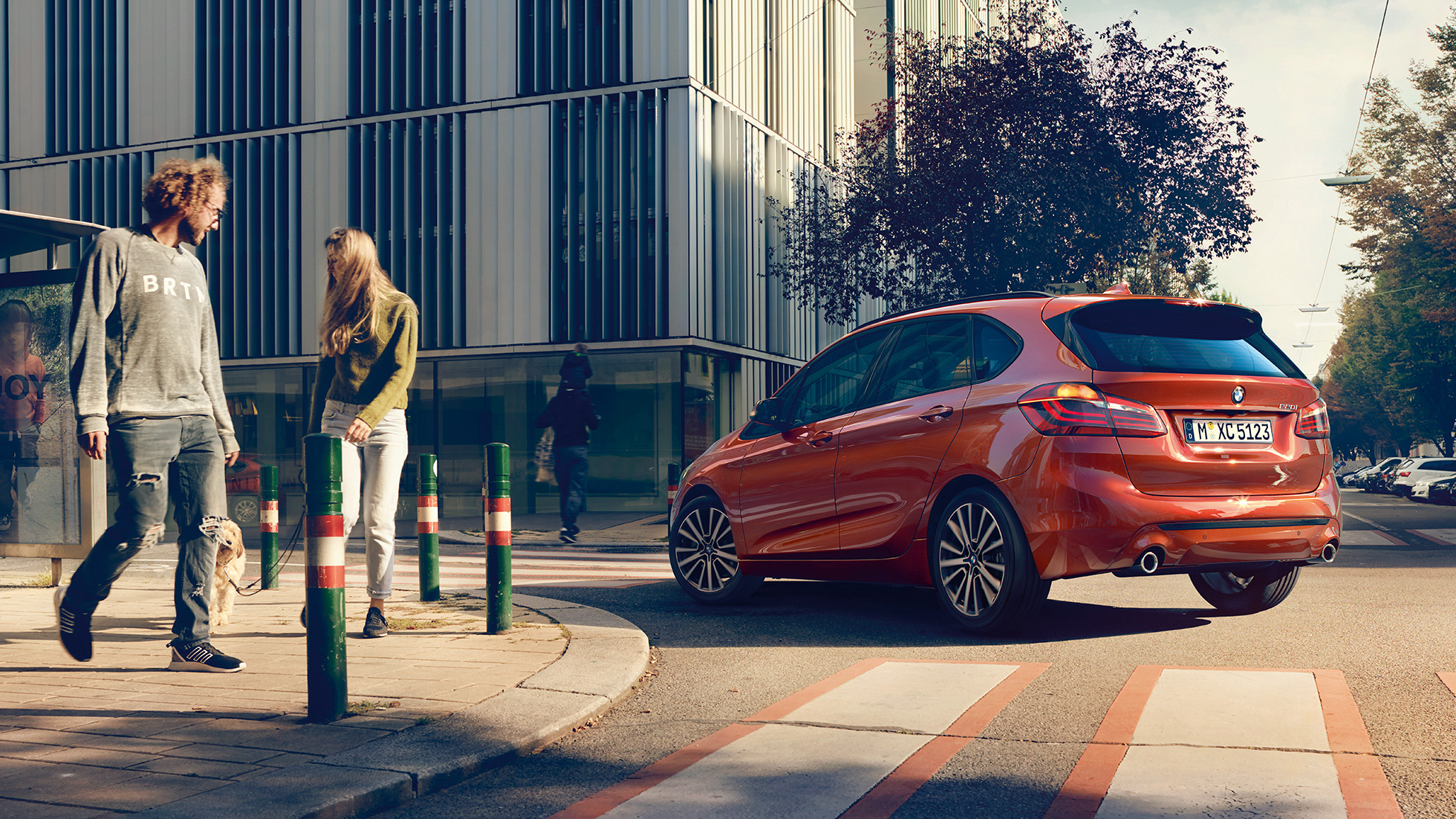 Rijdynamiek BMW 2 Serie Active Tourer Rijdynamiek BMW 2 Serie Active Tourer 220i F45 Sunset Orange metallic driekwart achteraanzicht