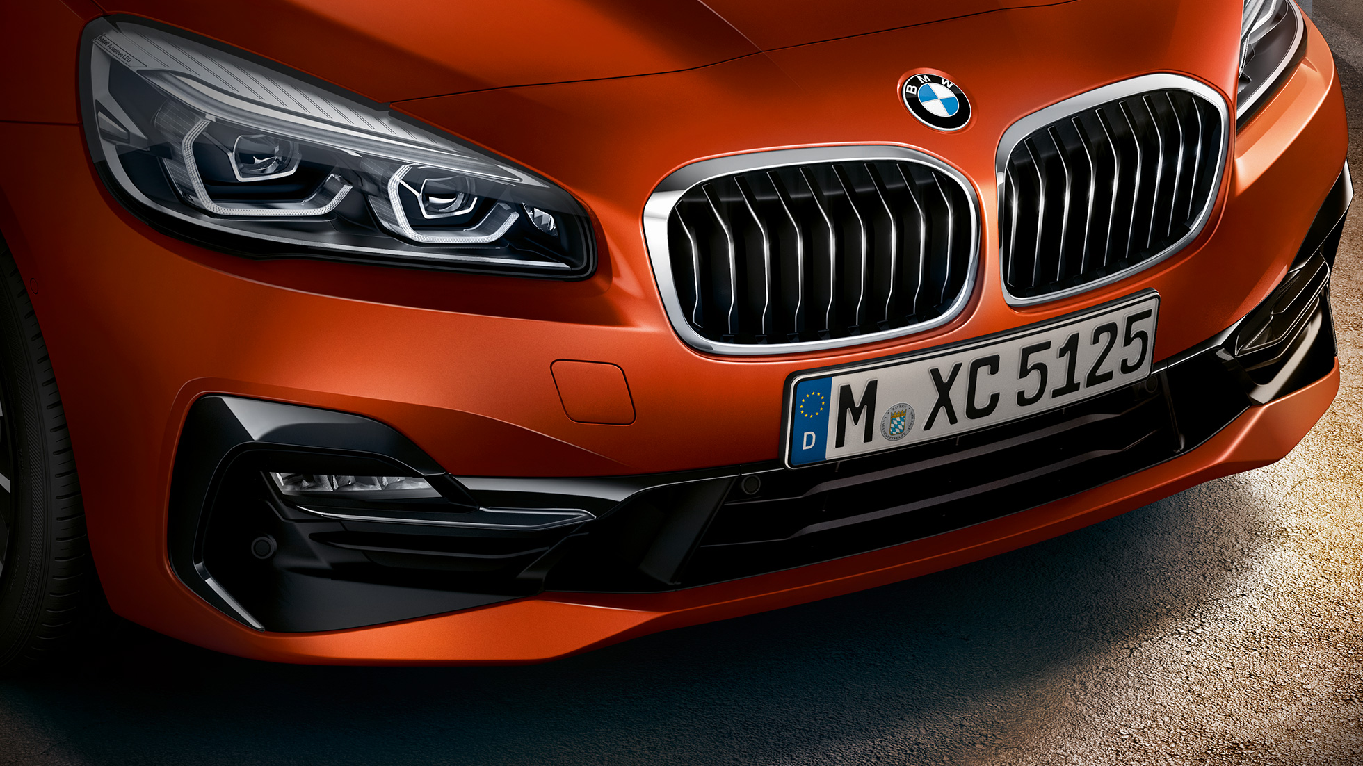 Nierengrille BMW 2 Serie Active Tourer Nierengrille BMW 2 Serie Active Tourer F45 Facelift Sunset Orange metallic close-up voorzijde