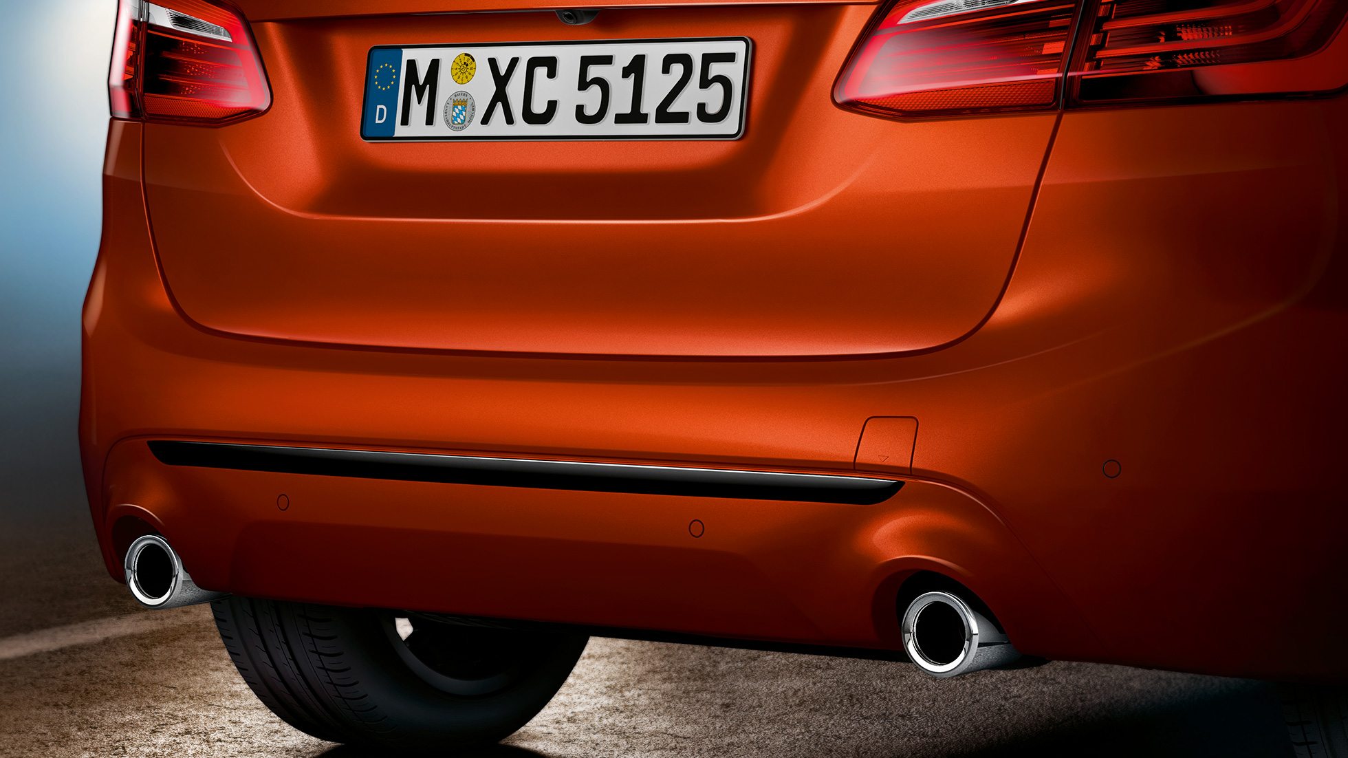 Achterzijde BMW 2 Serie Active Tourer Achterzijde BMW 2 Serie Active Tourer 220i F45 Facelift Sunset Orange metallic close-up achterzijde