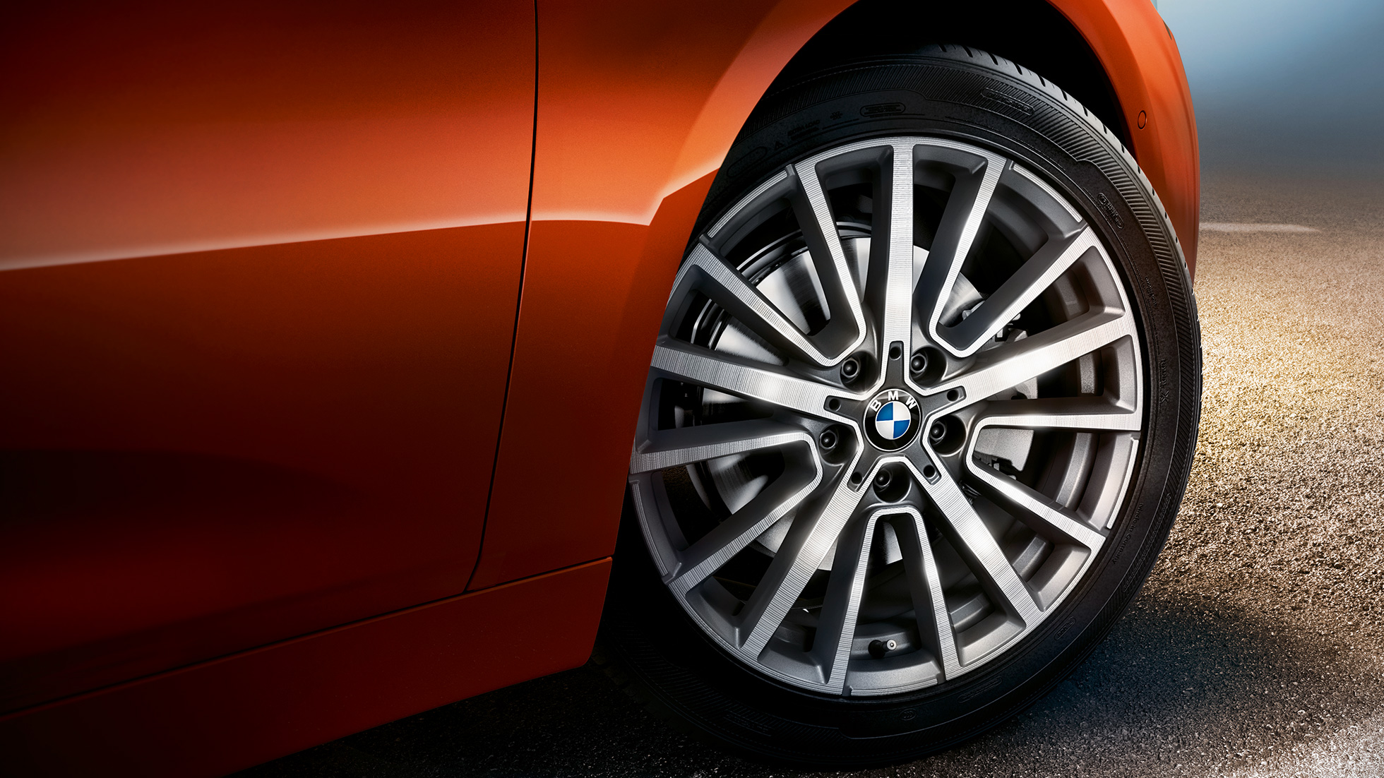 Lichtmetalen wiel BMW 2 Serie Active Tourer Lichtmetalen wiel BMW 2 Serie Active Tourer F45 Facelift Sunset Orange metallic close-up wiel