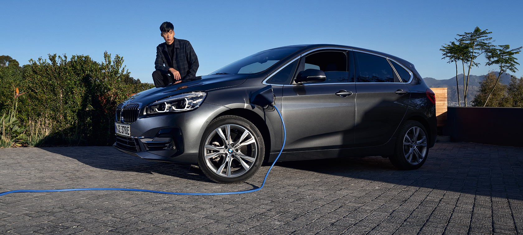 Plug-in Hybride BMW 225xe Active Tourer F45 driekwart zijaanzicht opladen Plug-in Hybride BMW 225xe Active Tourer F45 driekwart zijaanzicht opladen